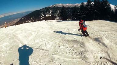 跟踪慢运动成人滑雪滑雪完美的阳光明媚的天气冬天一天日落山前超级慢运动